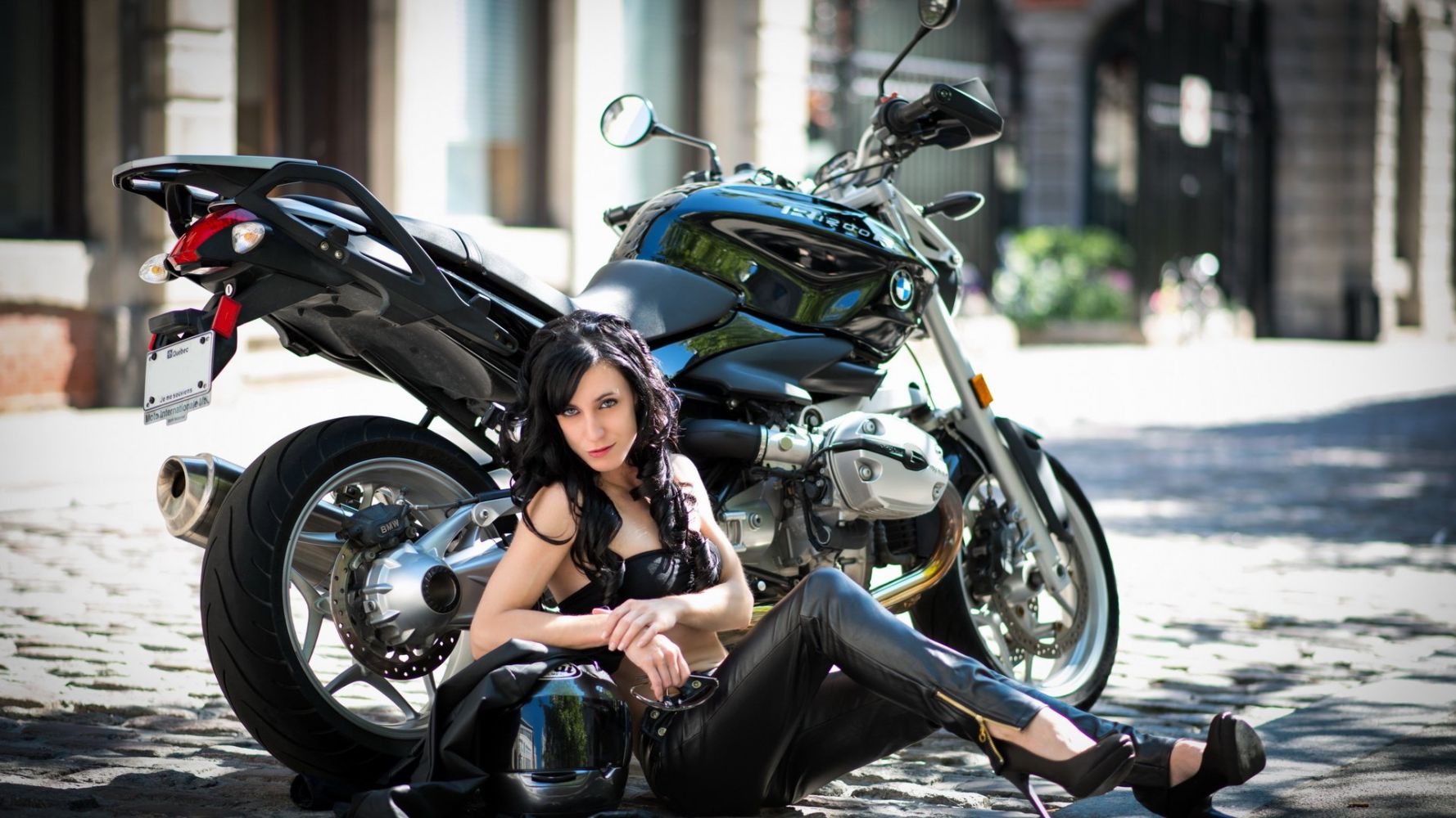 Fresh photos, fresh mood — European women on bikes online in Washington