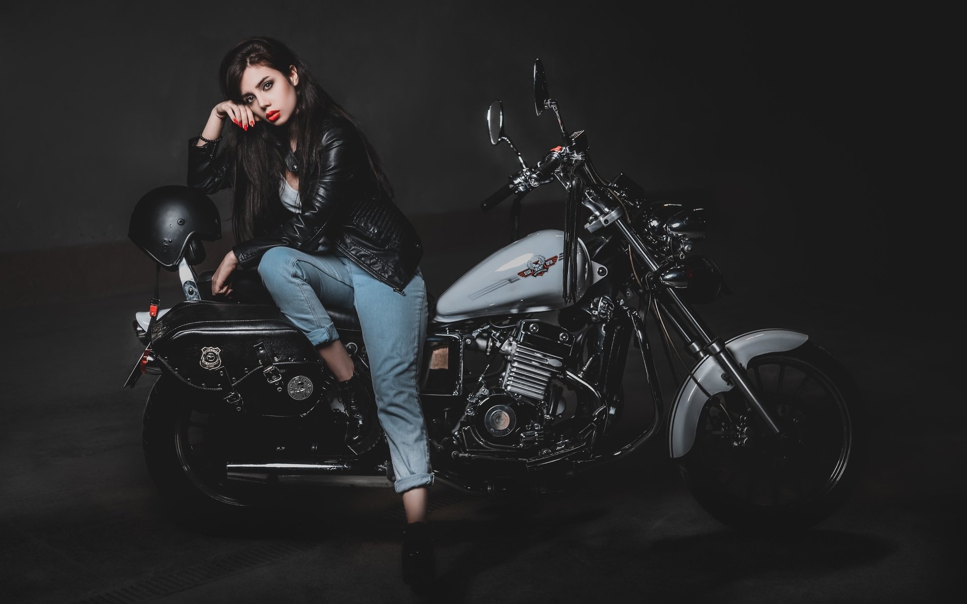 Biker girls: style and drive brings the glow — live moments in Washington