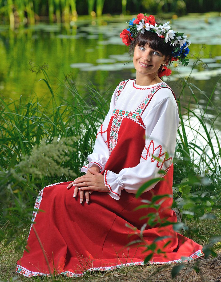 Beautiful girl Girls in Slavic costumes in Washington