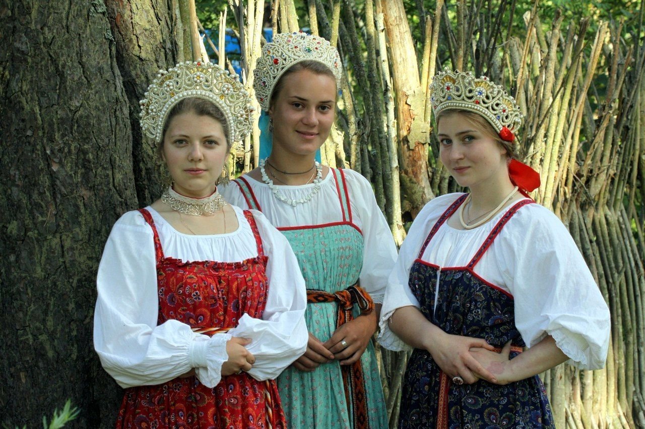 Sexy model Girls in Slavic costumes in Washington